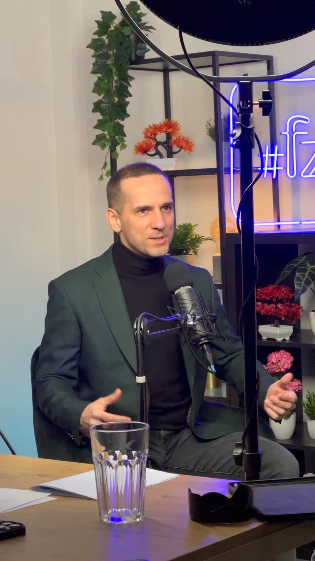 Studio z neonowym logo #fz i klimatycznym oświetleniem