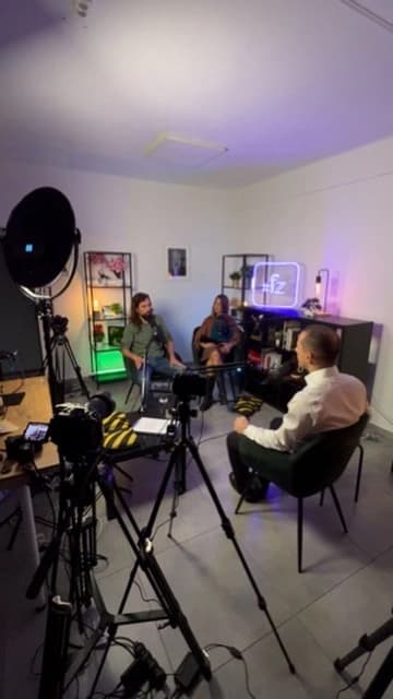 Sesja nagraniowa z fioletowym oświetleniem