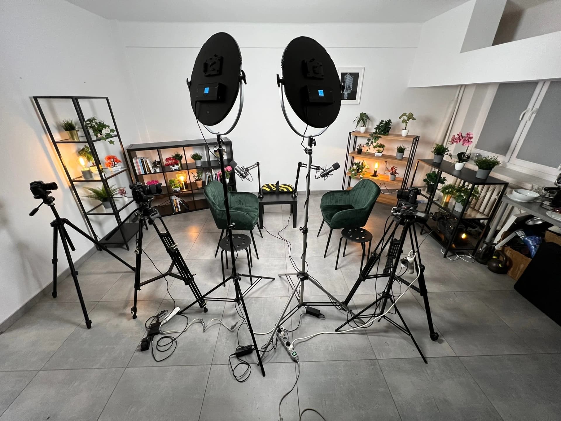 Profesjonalne studio podcastowe z szerokim ujęciem na fotele