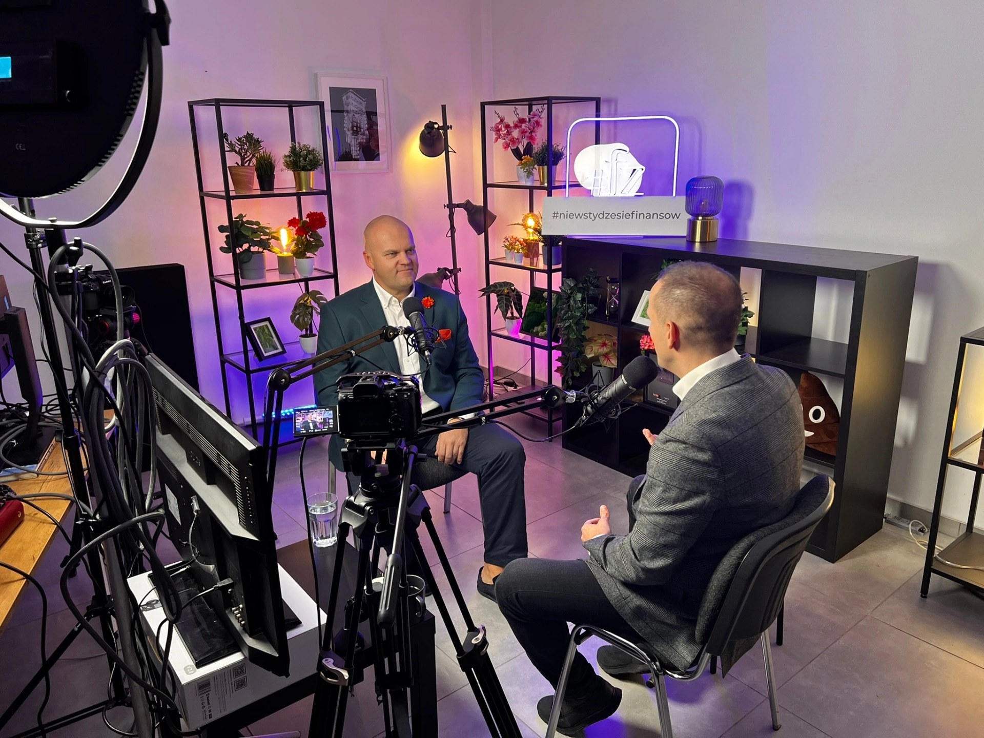 Wywiad w studiu z różowo-fioletowym oświetleniem