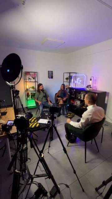 Sesja nagraniowa z fioletowym oświetleniem