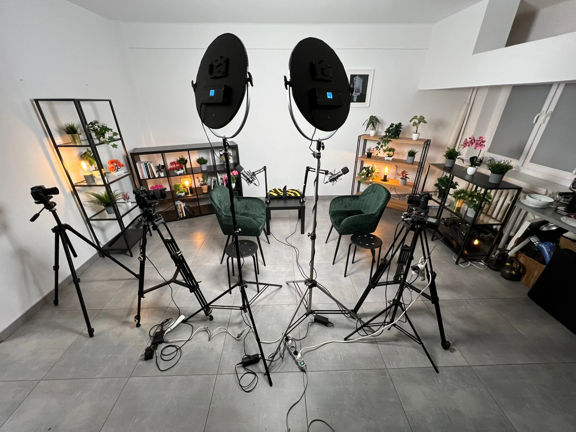 Pełne wyposażenie studia z zielonymi fotelami
